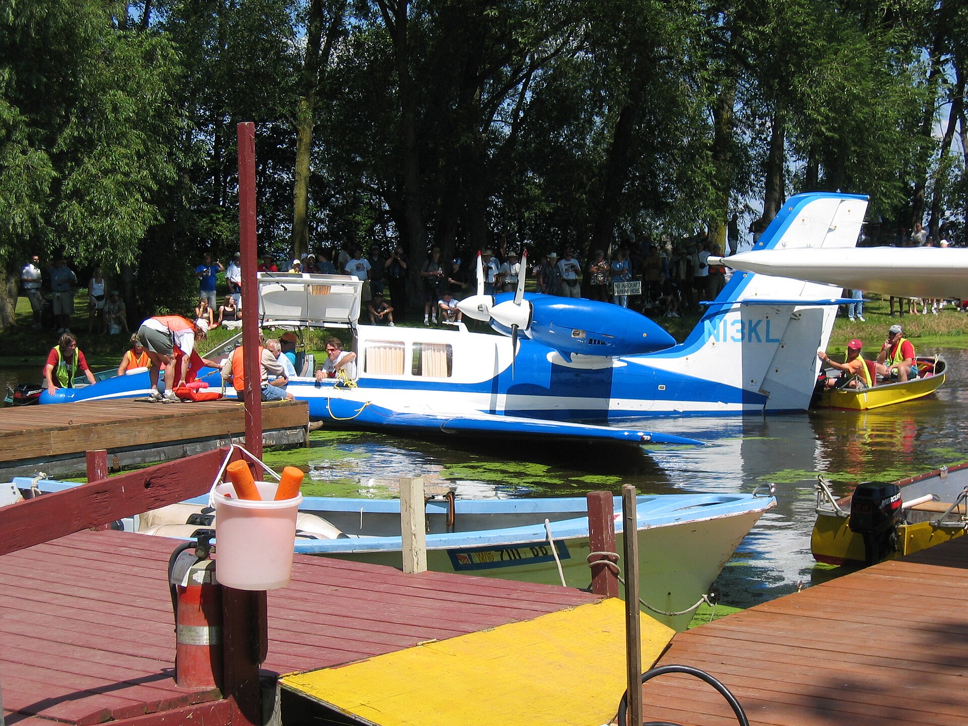 N13KL — Twin-engine aircraft