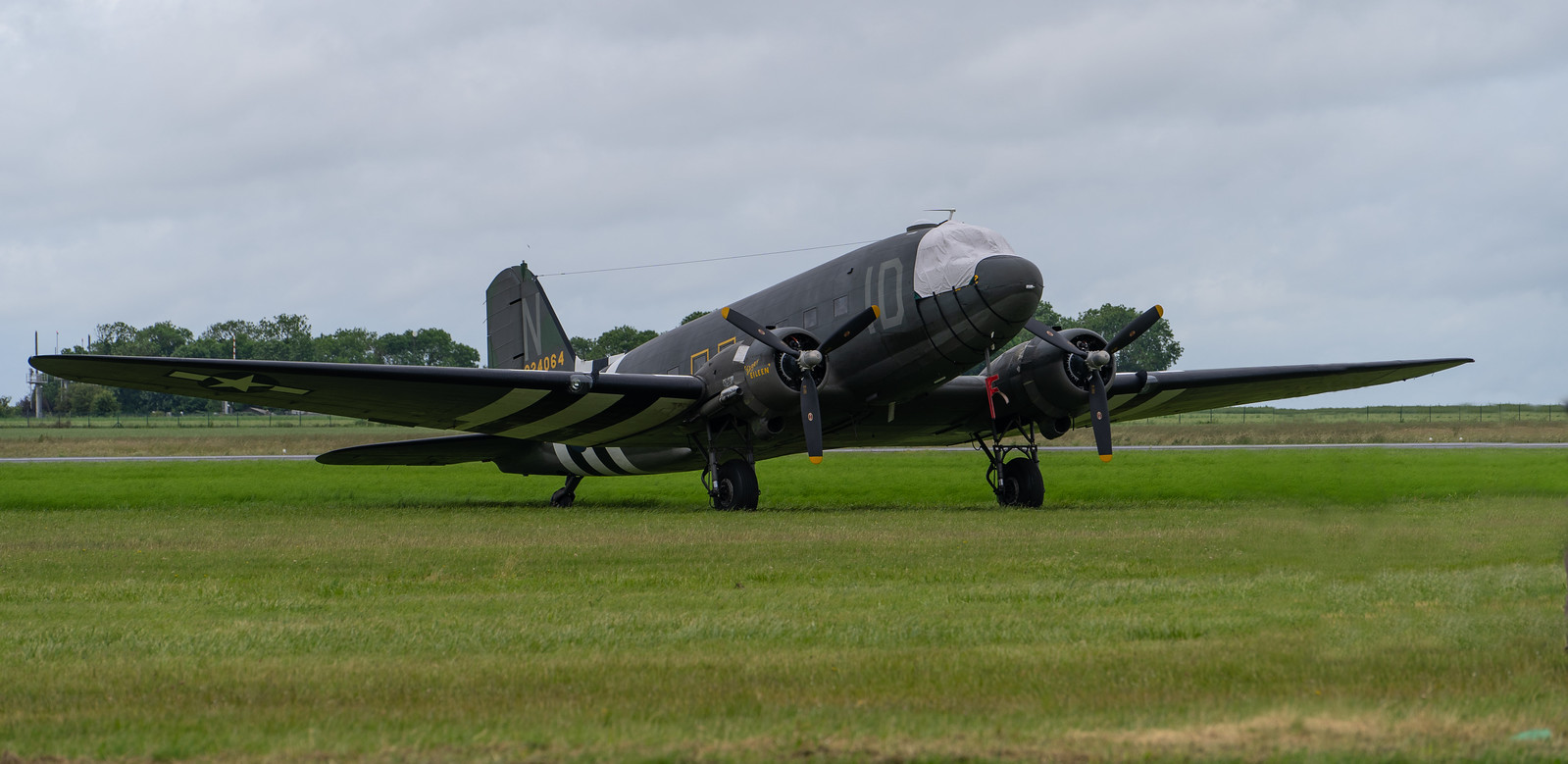 N74589 — Twin-engine aircraft