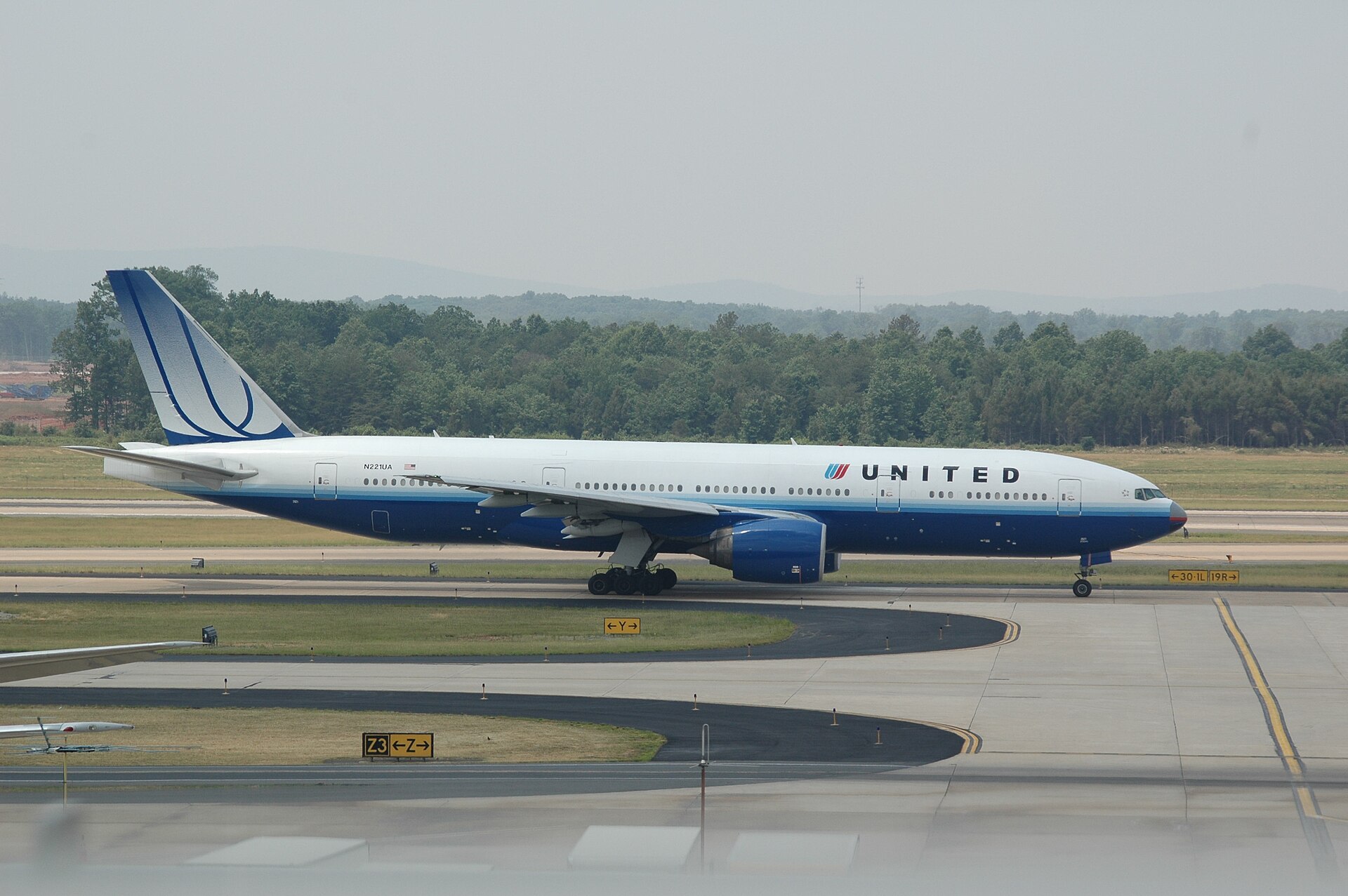 N221UA — Twin-engine aircraft
