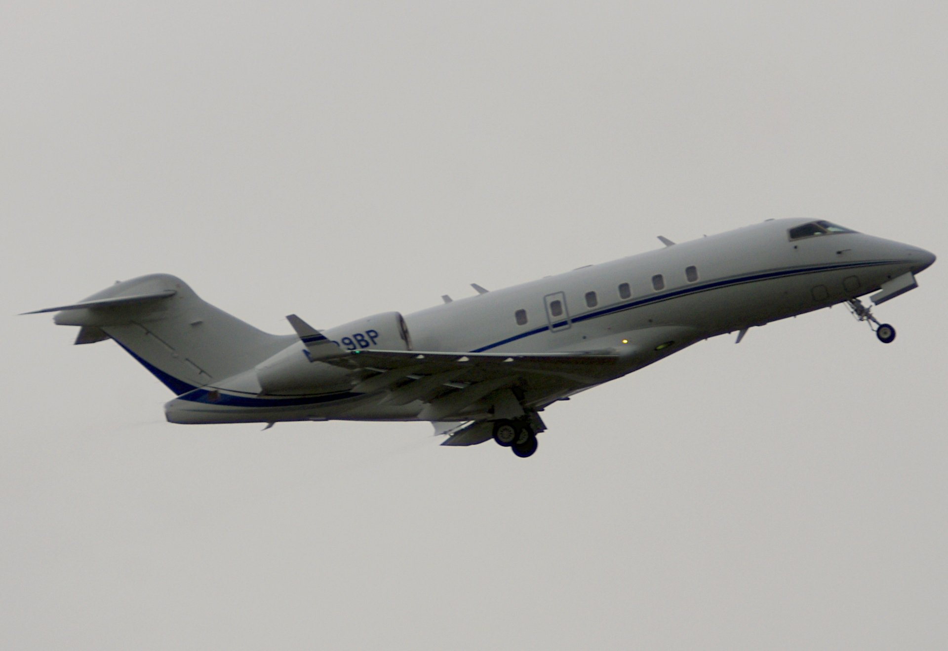 Spotter LEVT's best shot — N229BP