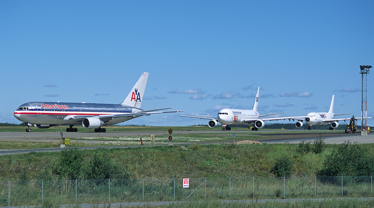 N322AA — Twin-engine aircraft