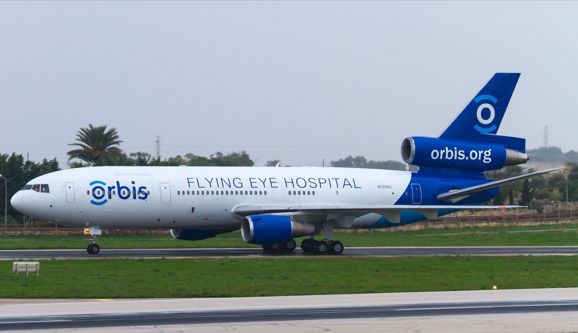 N330AU — Douglas