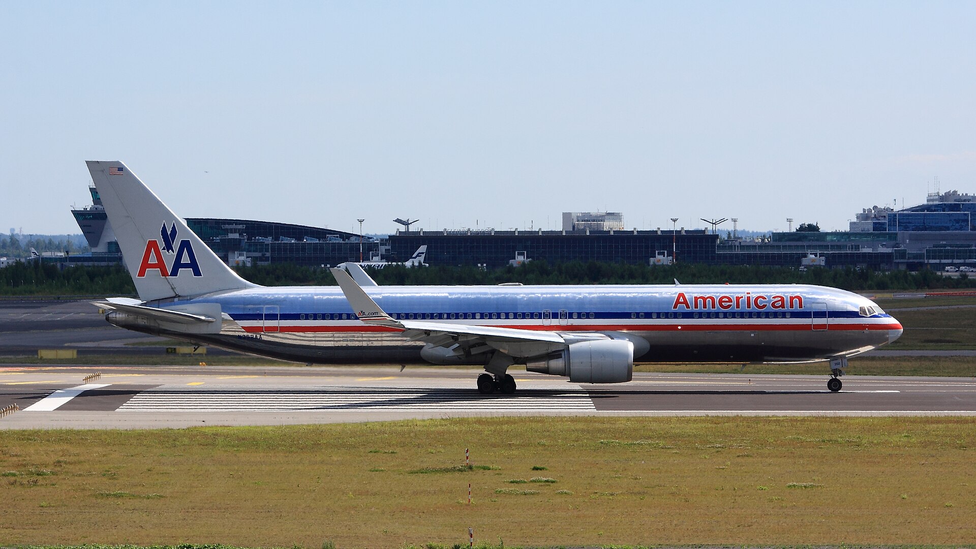 N352AA — Twin-engine aircraft