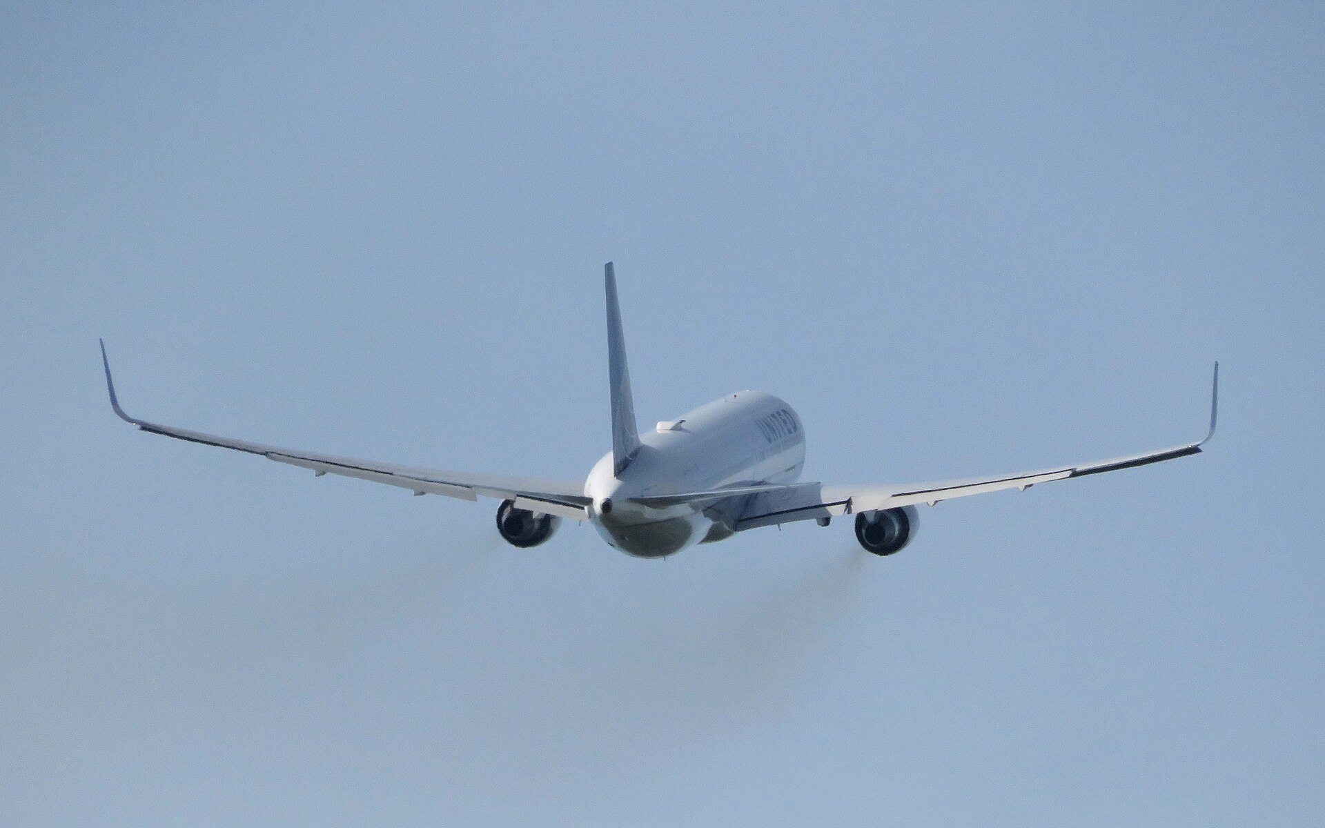 N644UA — Twin-engine aircraft