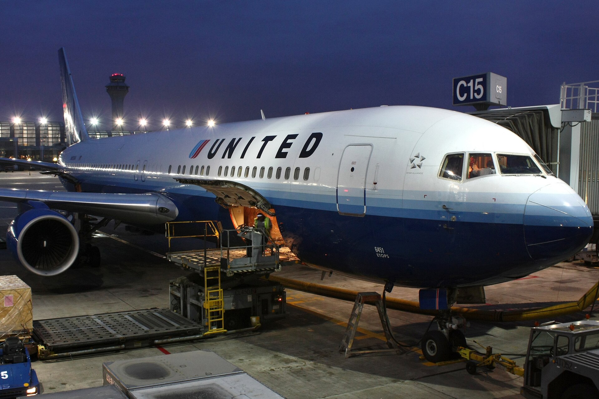 N651UA — Twin-engine aircraft