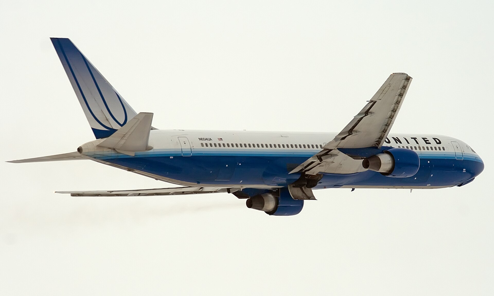 N654UA — Twin-engine aircraft