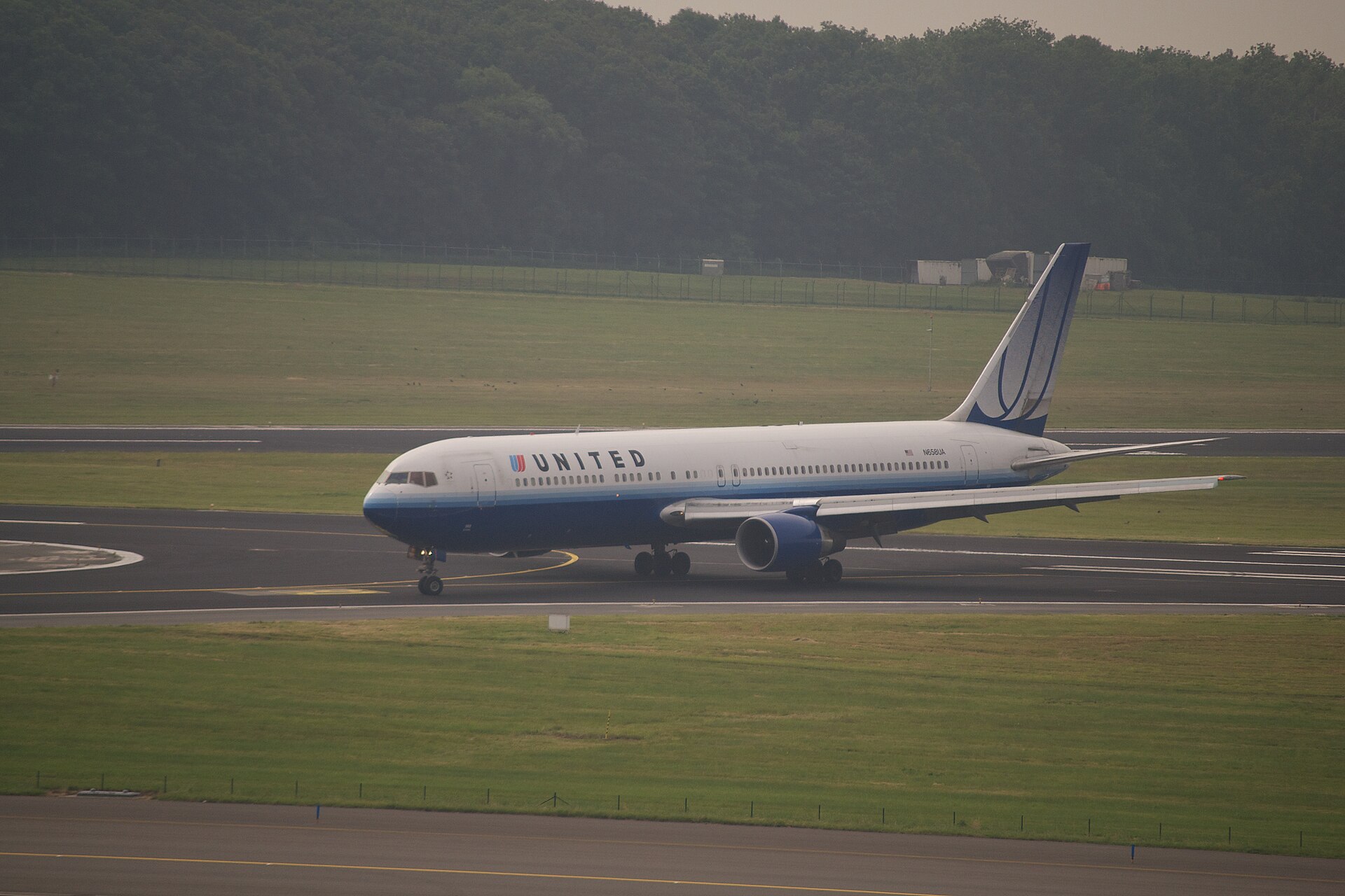 N658UA — Twin-engine aircraft