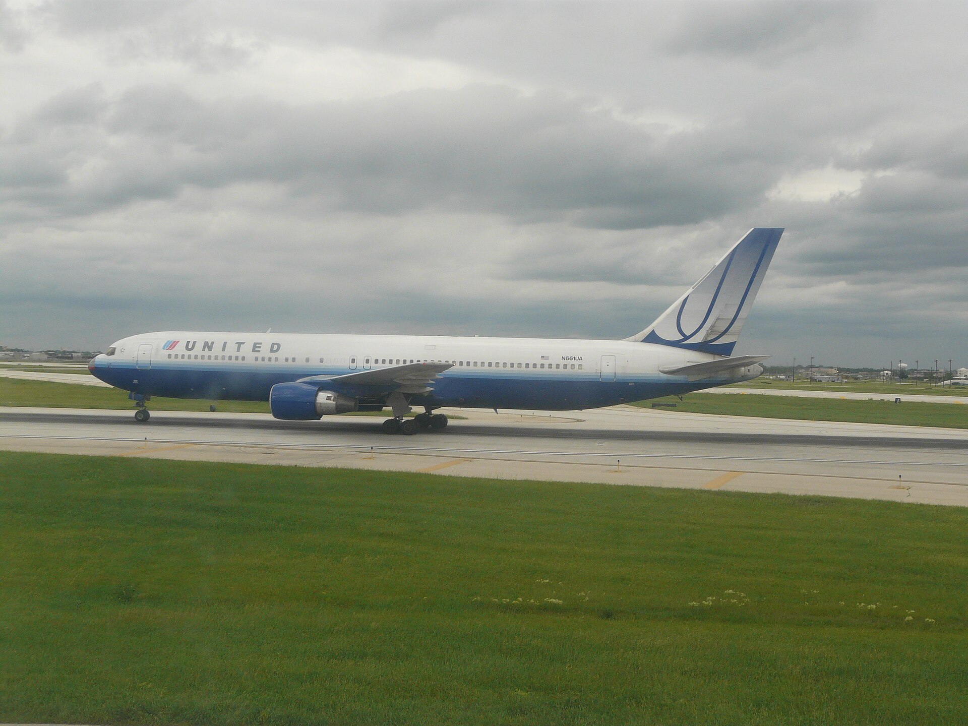N661UA — Twin-engine aircraft
