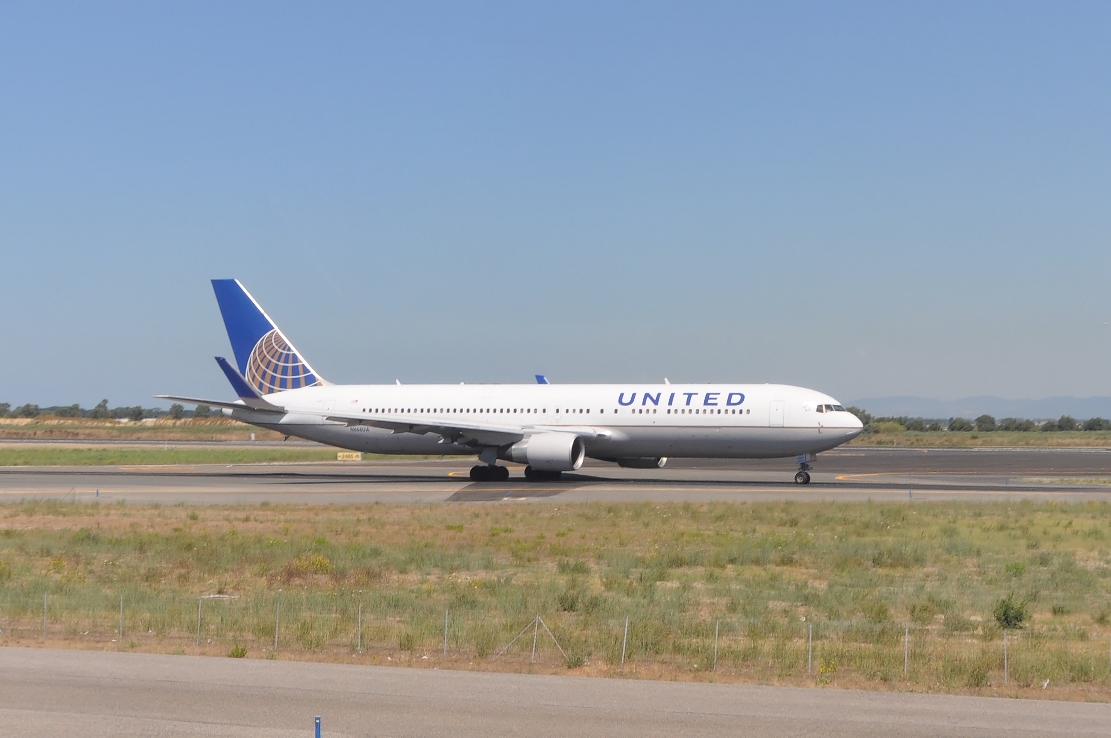 N666UA — Twin-engine aircraft