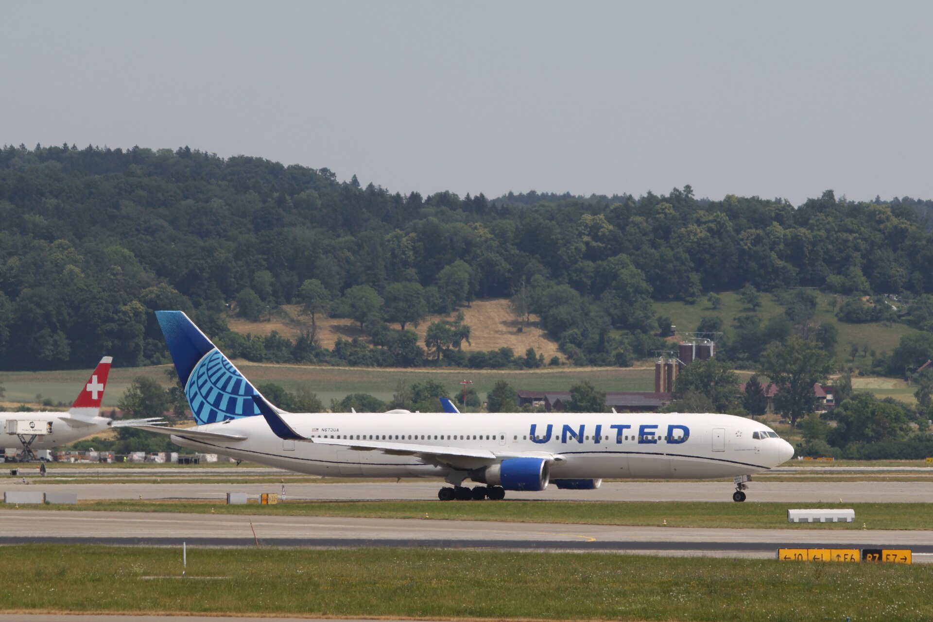 N673UA — Twin-engine aircraft