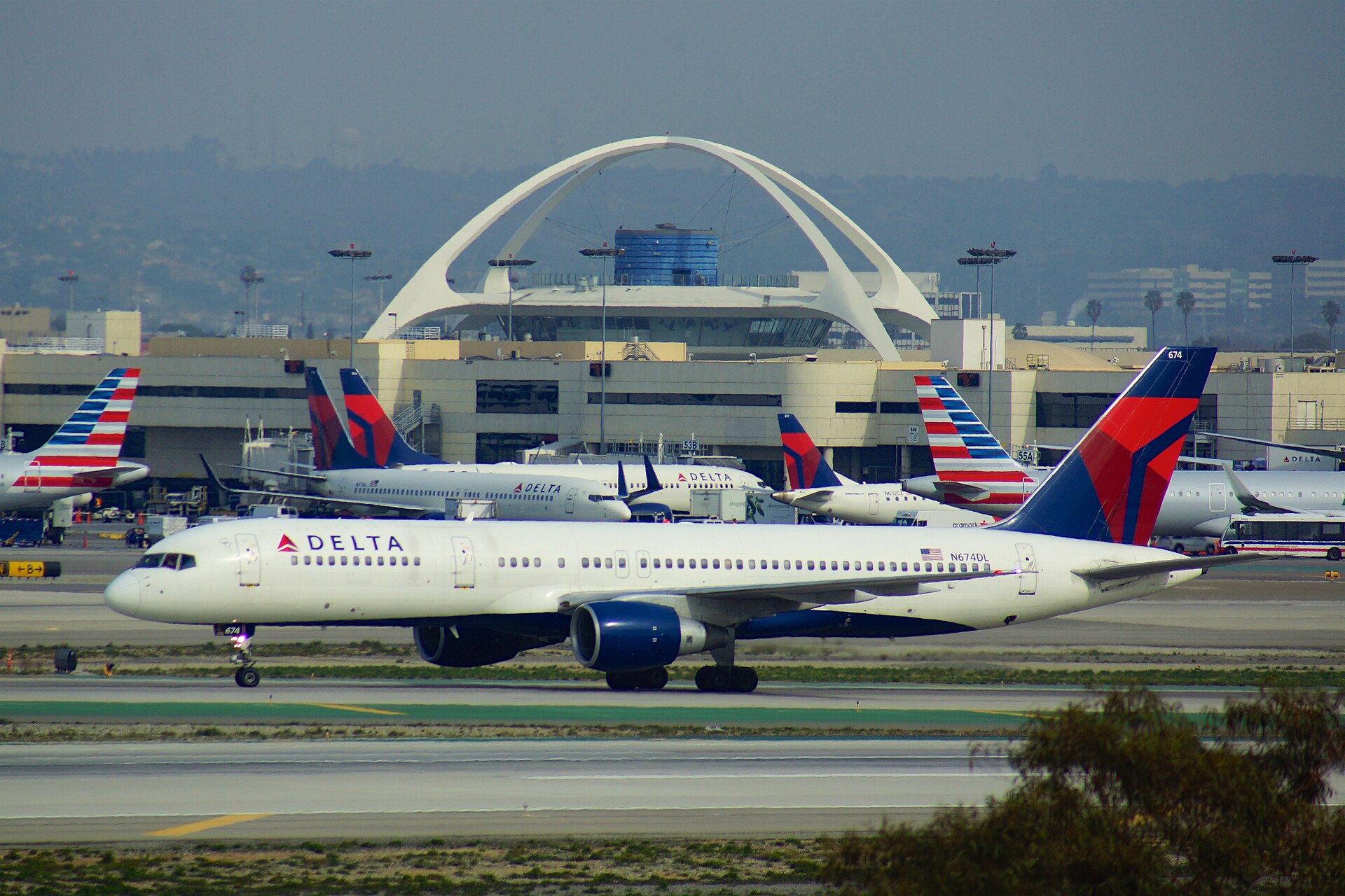 N674DL — Twin-engine aircraft