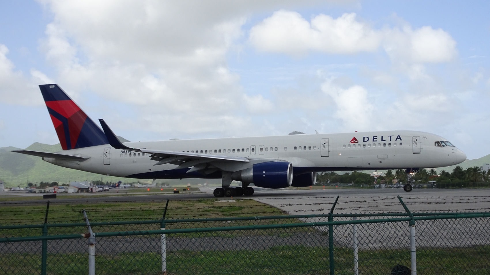 N689DL — Twin-engine aircraft