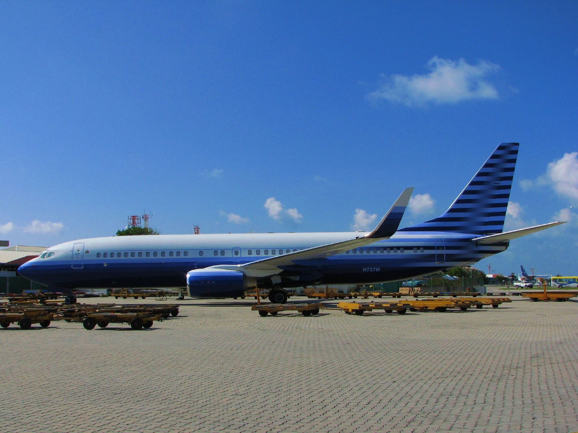 N737M — Twin-engine aircraft