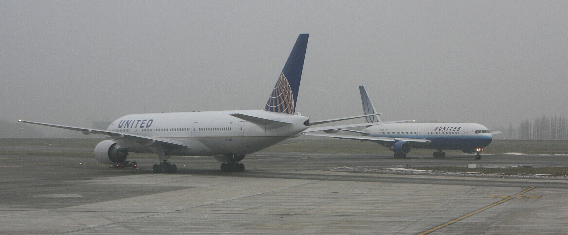 N773UA — Twin-engine aircraft