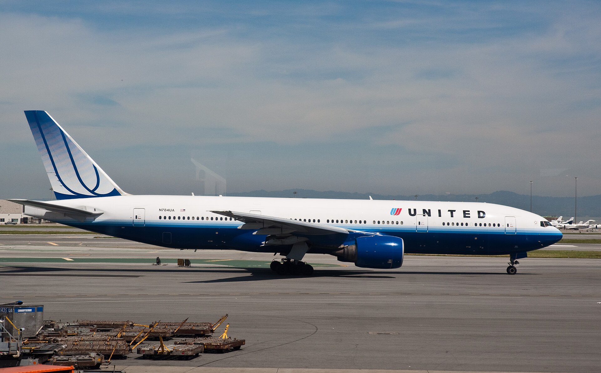 N784UA — Twin-engine aircraft