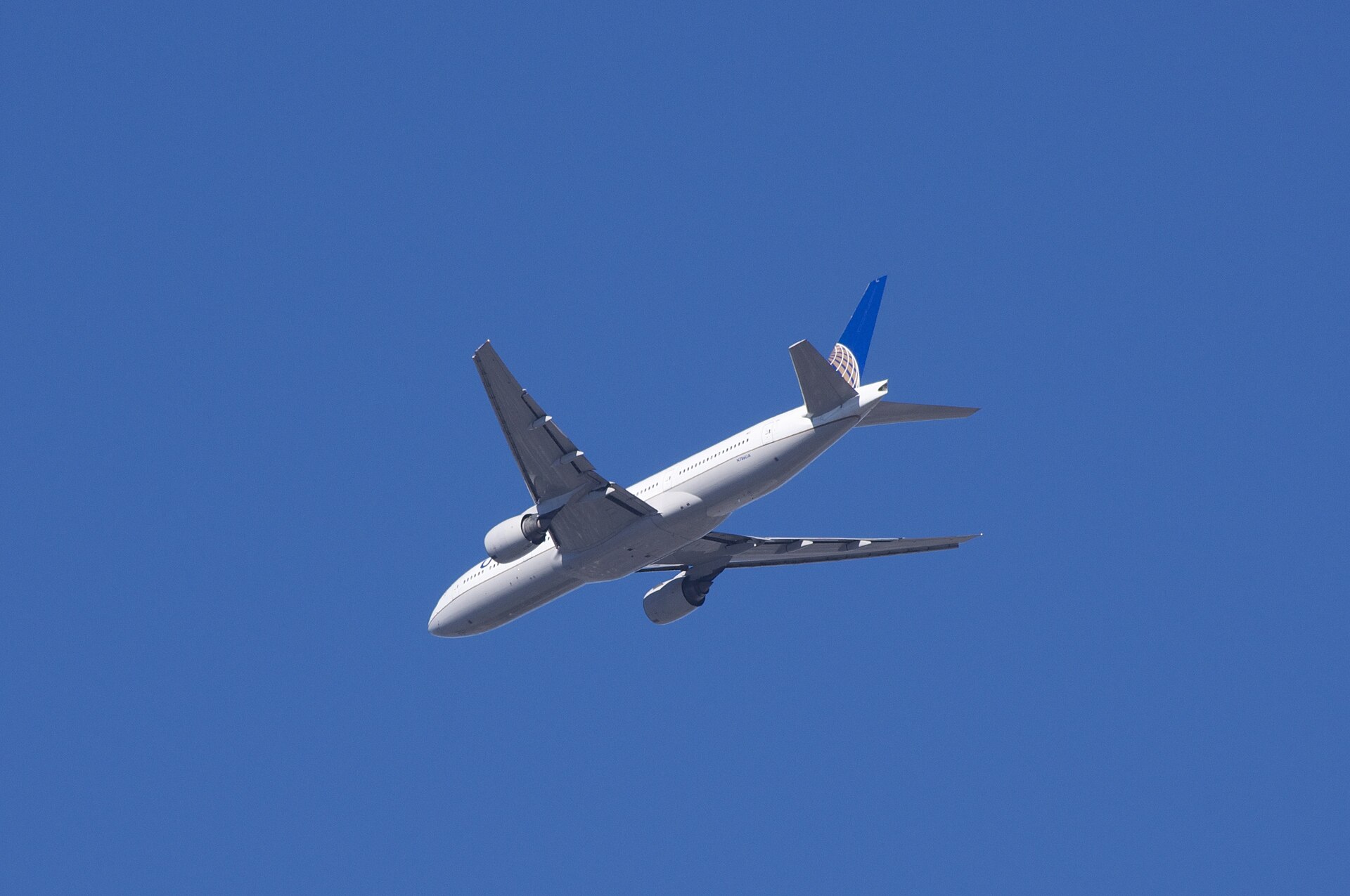 N786UA — Twin-engine aircraft