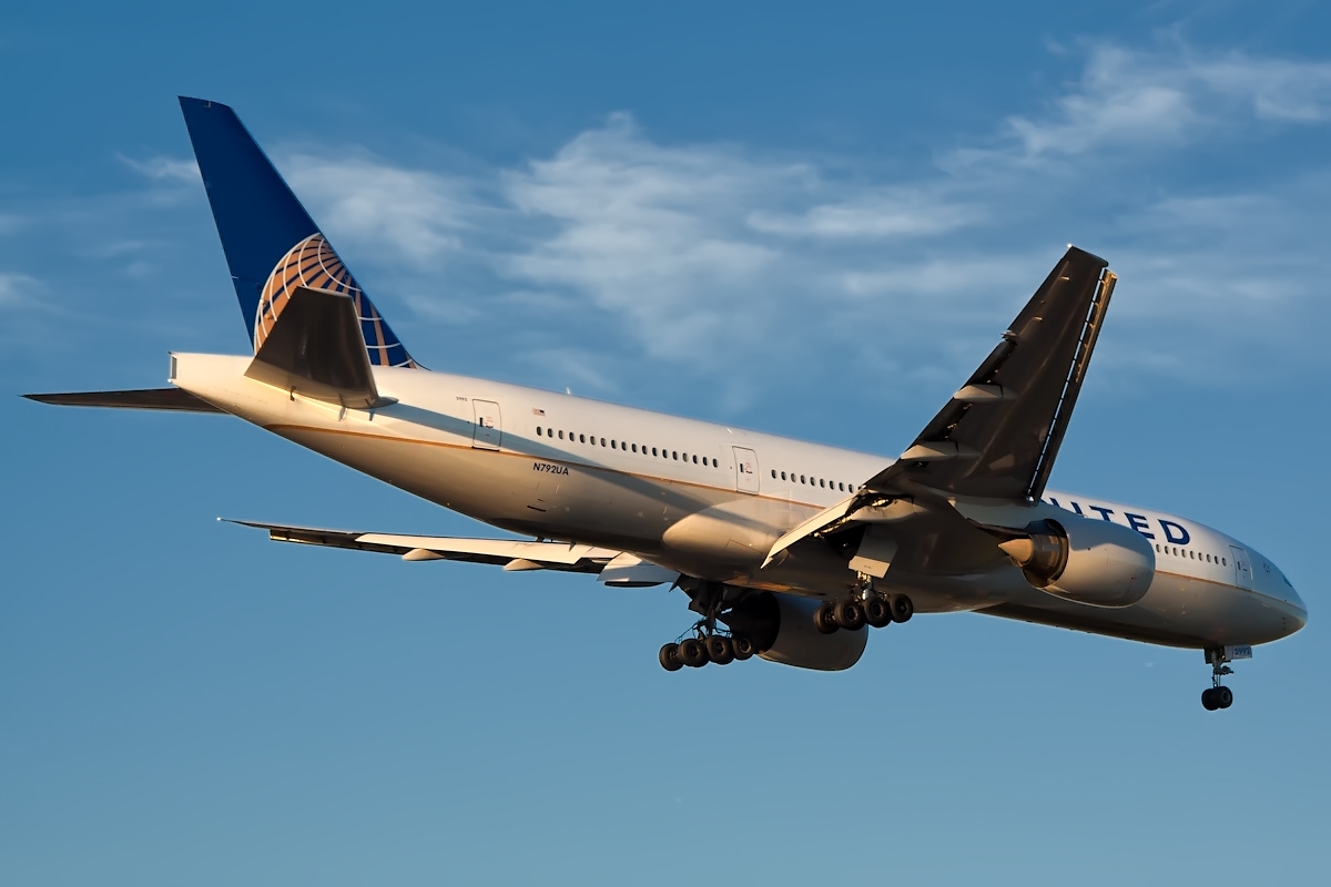 N792UA — Twin-engine aircraft