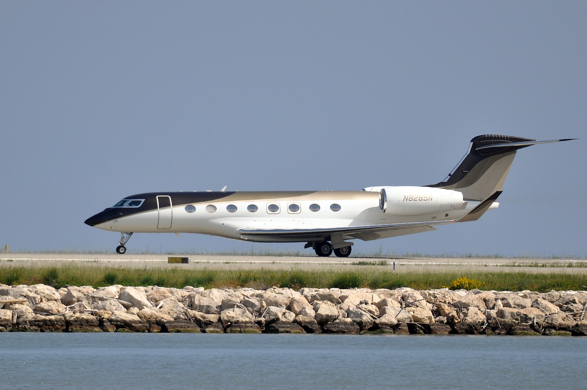 N828SN — Business jet