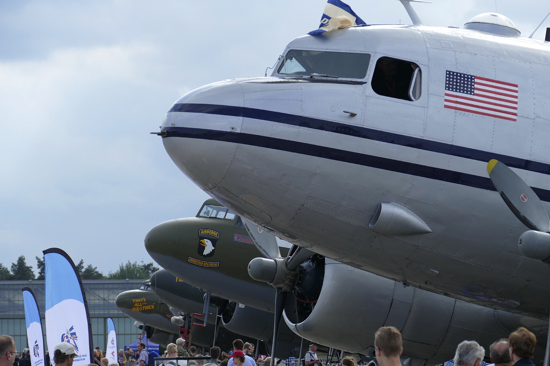 N877MG — Douglas