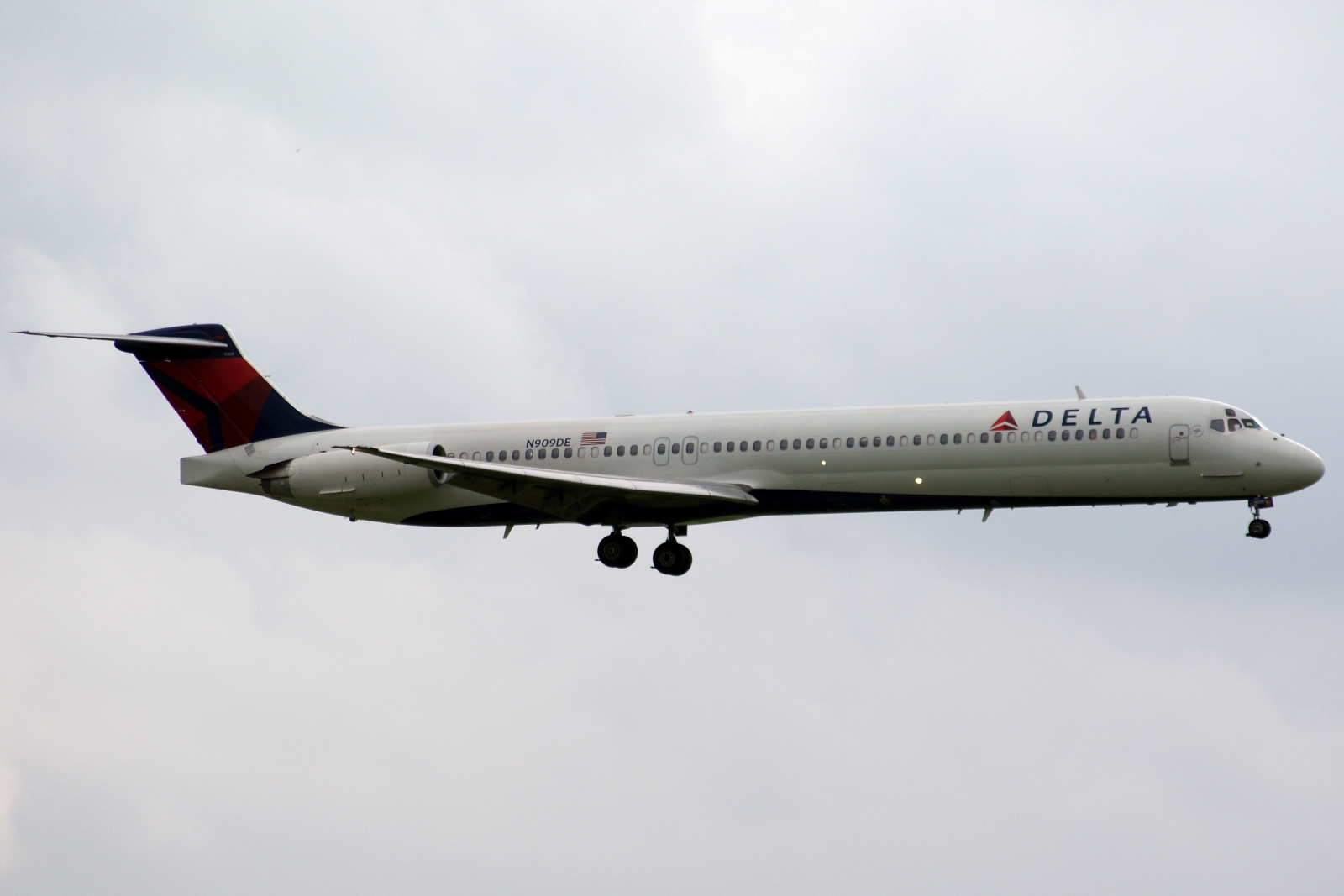 N909DE — Boeing
