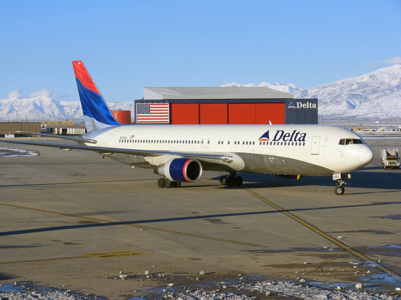 N138DL — Twin-engine aircraft
