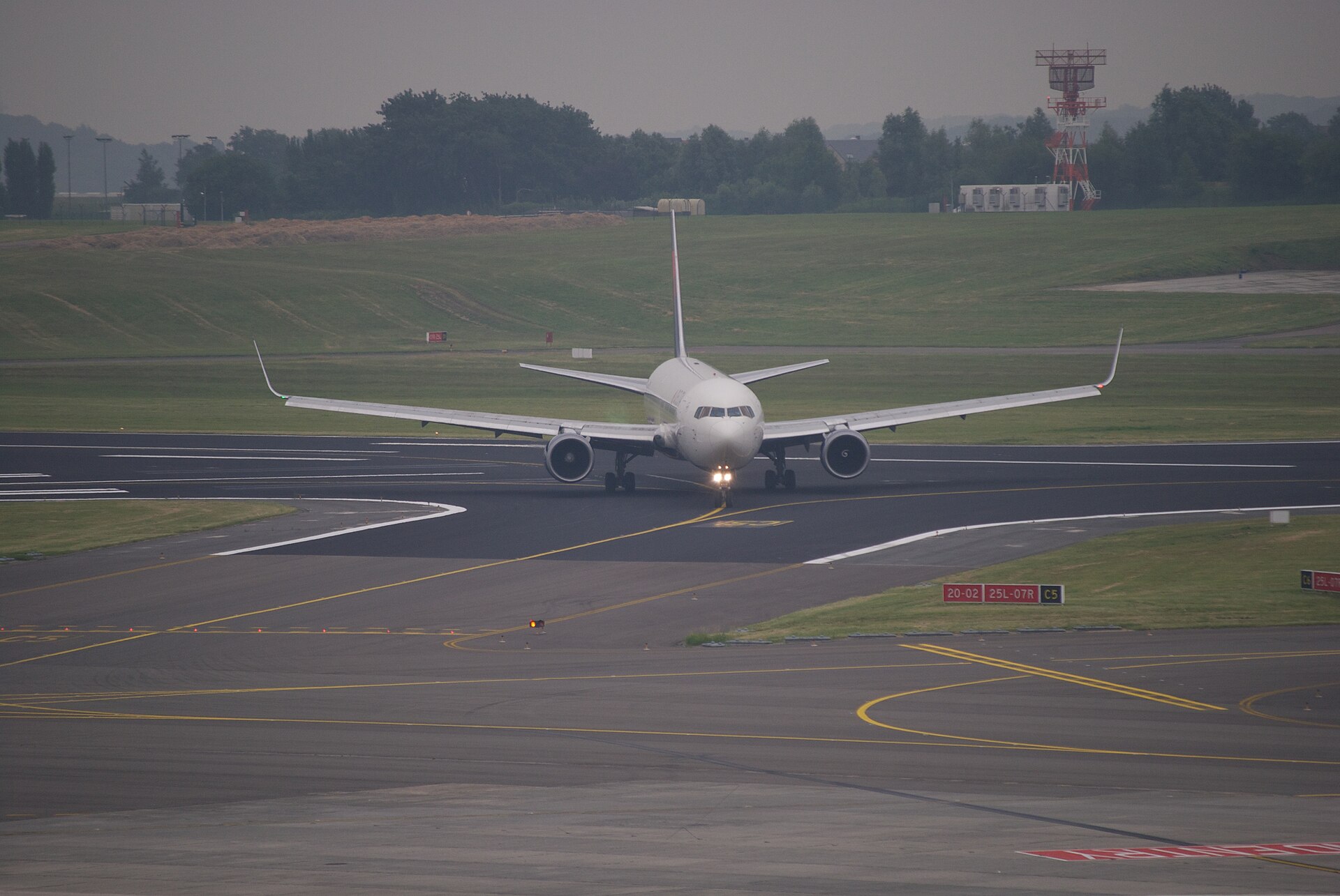 N1611B — Twin-engine aircraft