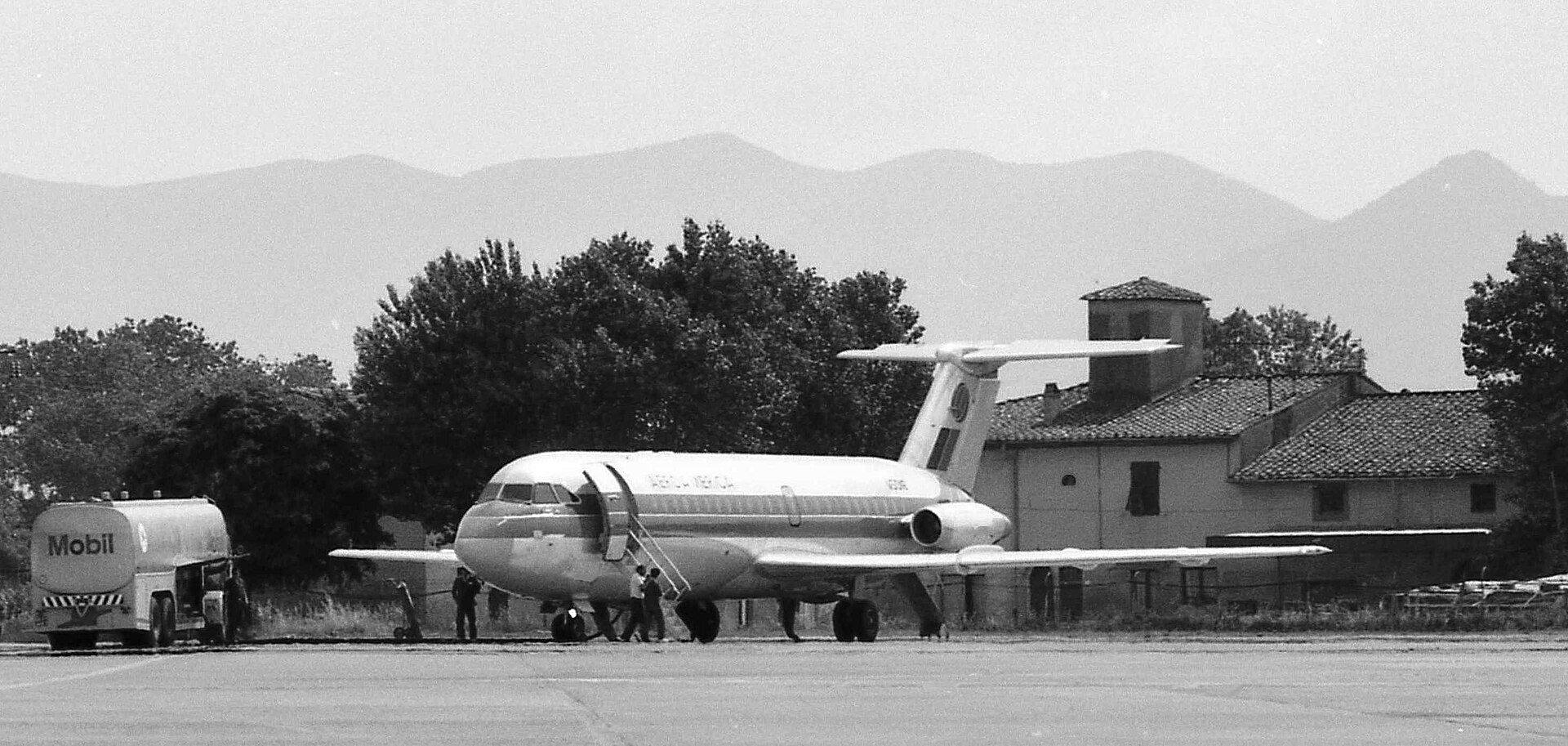 N5016 — Twin-engine aircraft
