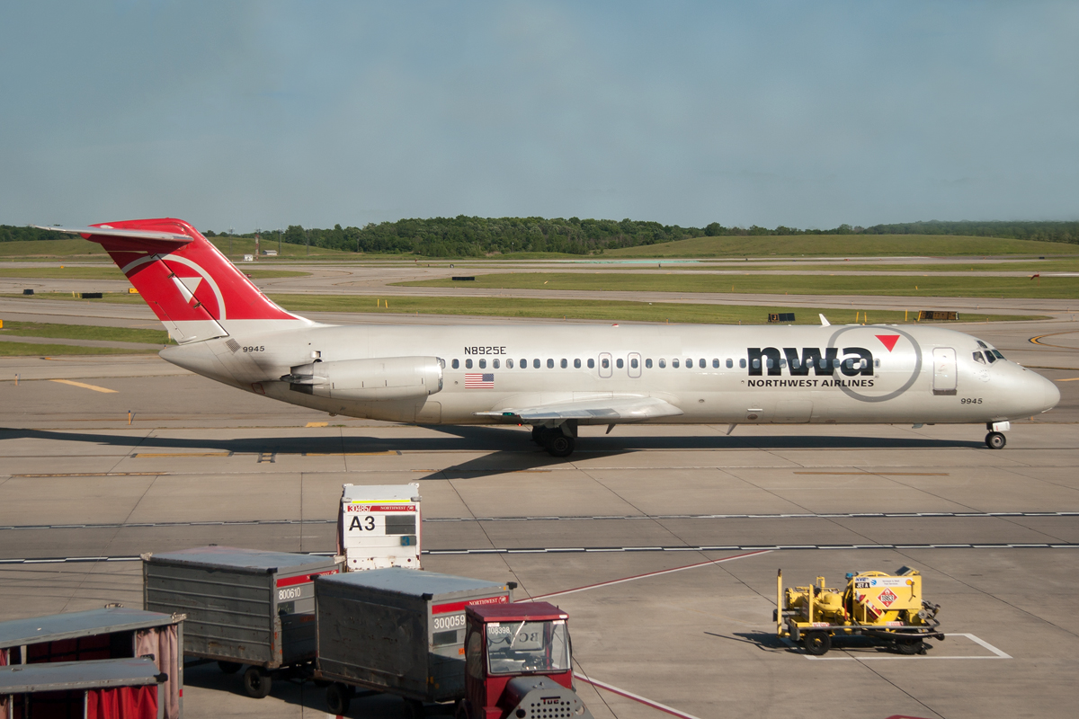 N8925E — Twin-engine aircraft