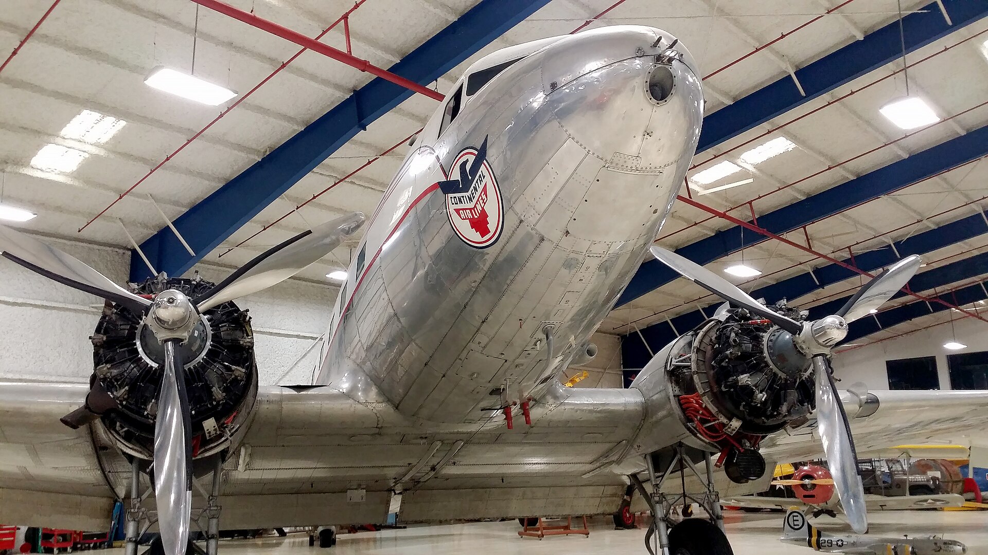 N25673 — Twin-engine aircraft