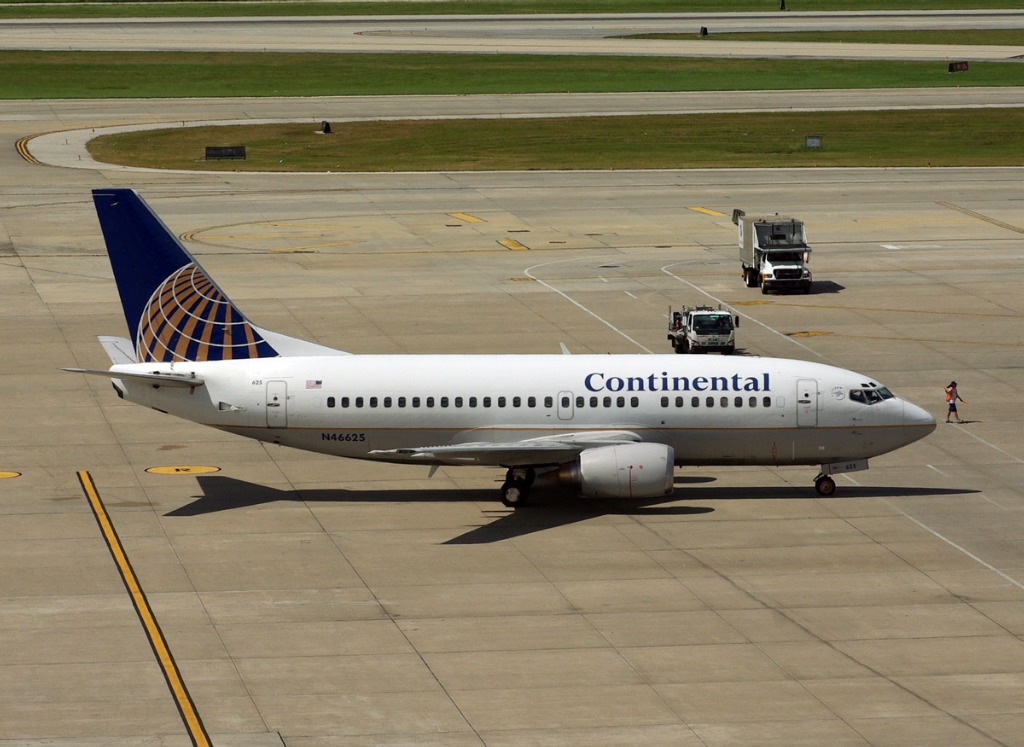N46625 — Twin-engine aircraft