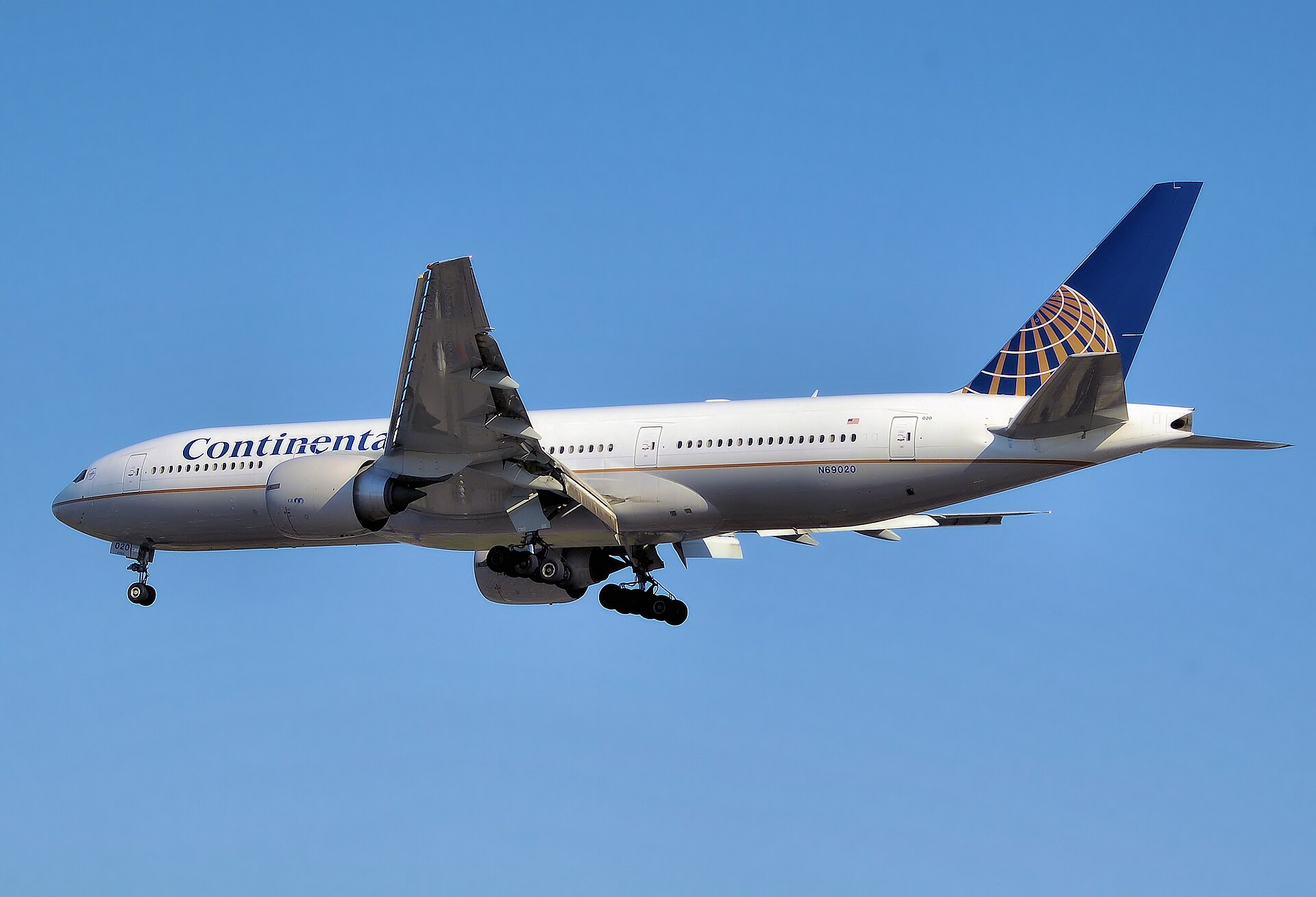 N69020 — Twin-engine aircraft