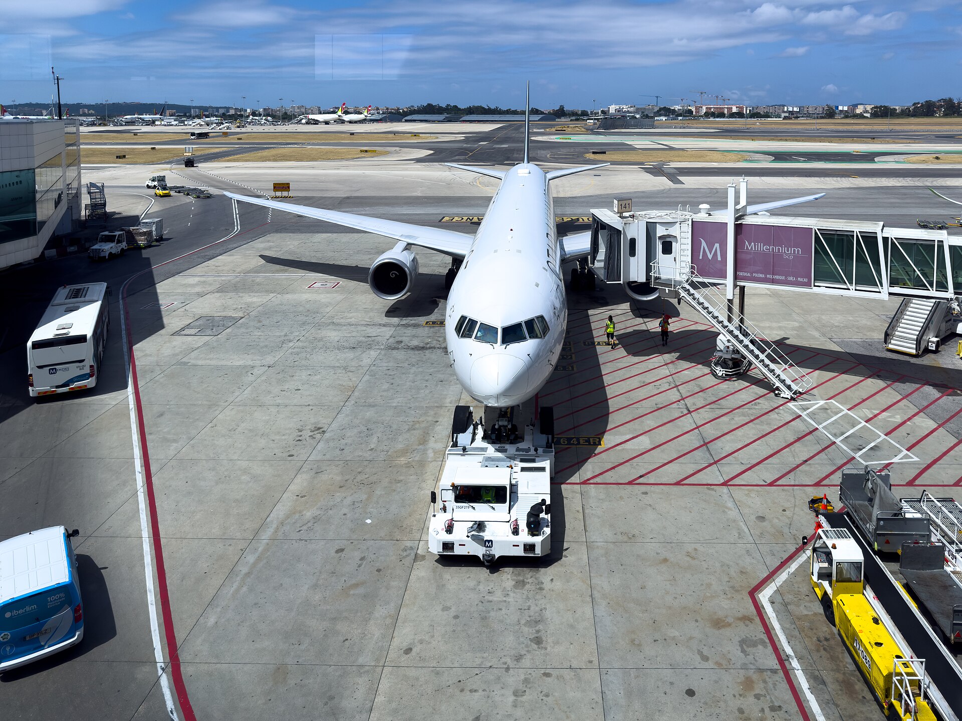 N76055 — Twin-engine aircraft