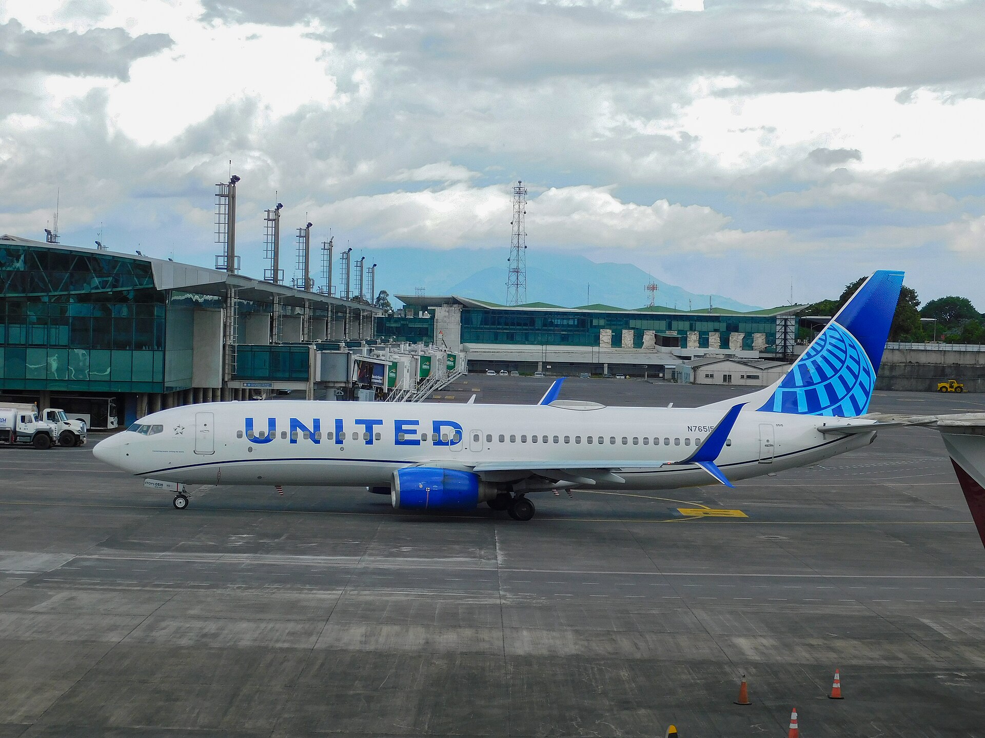 N76515 — Twin-engine aircraft