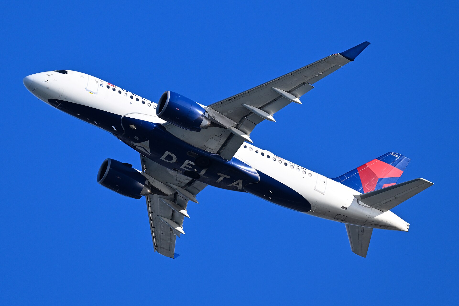 C Series Aircraft Ltd Ptnrsp BD-500-1A10 (N102DU) photo 2