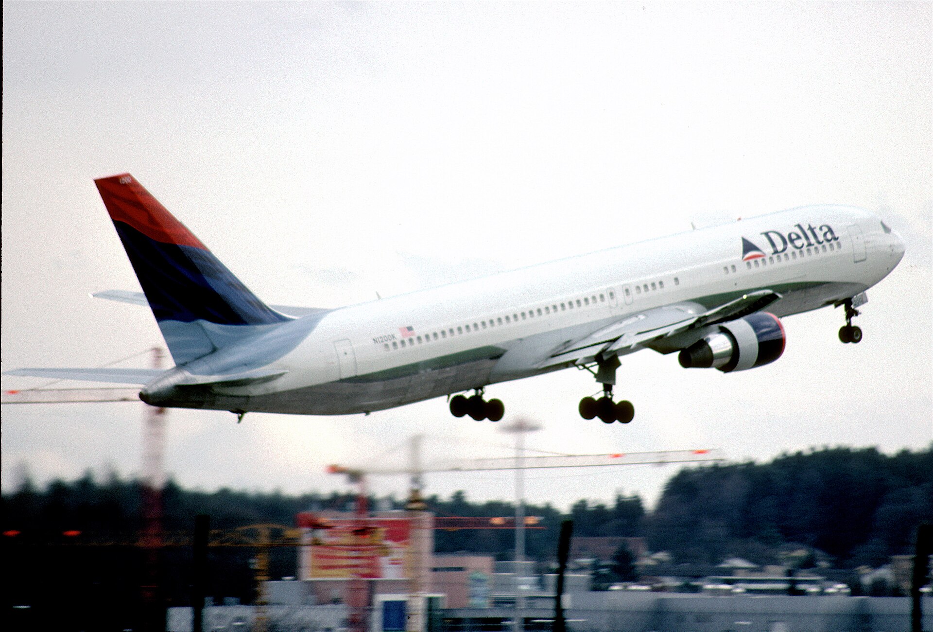 1998 Boeing 767-332 (N1200K) photo 2