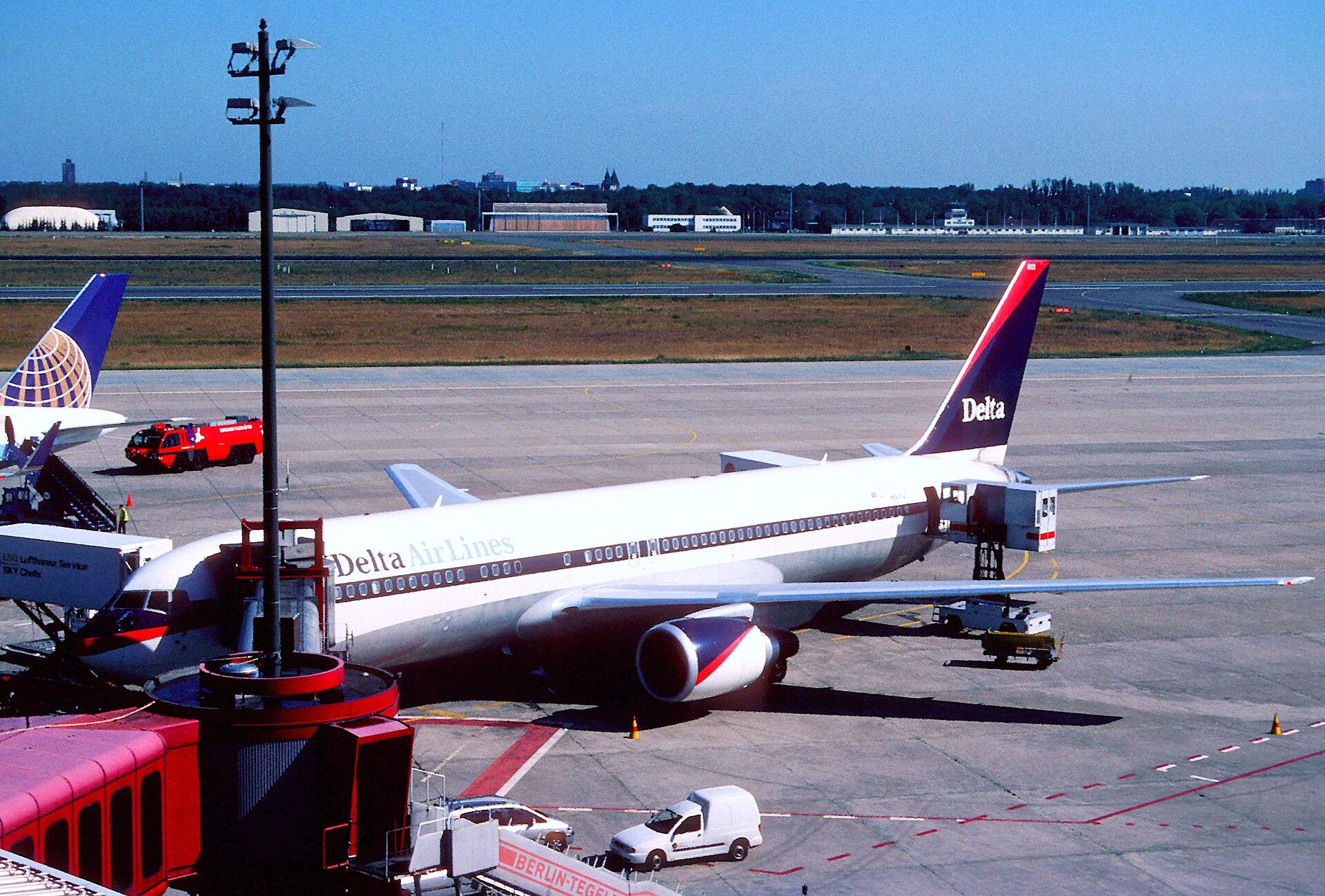 1999 Boeing 767-332 (N1602)