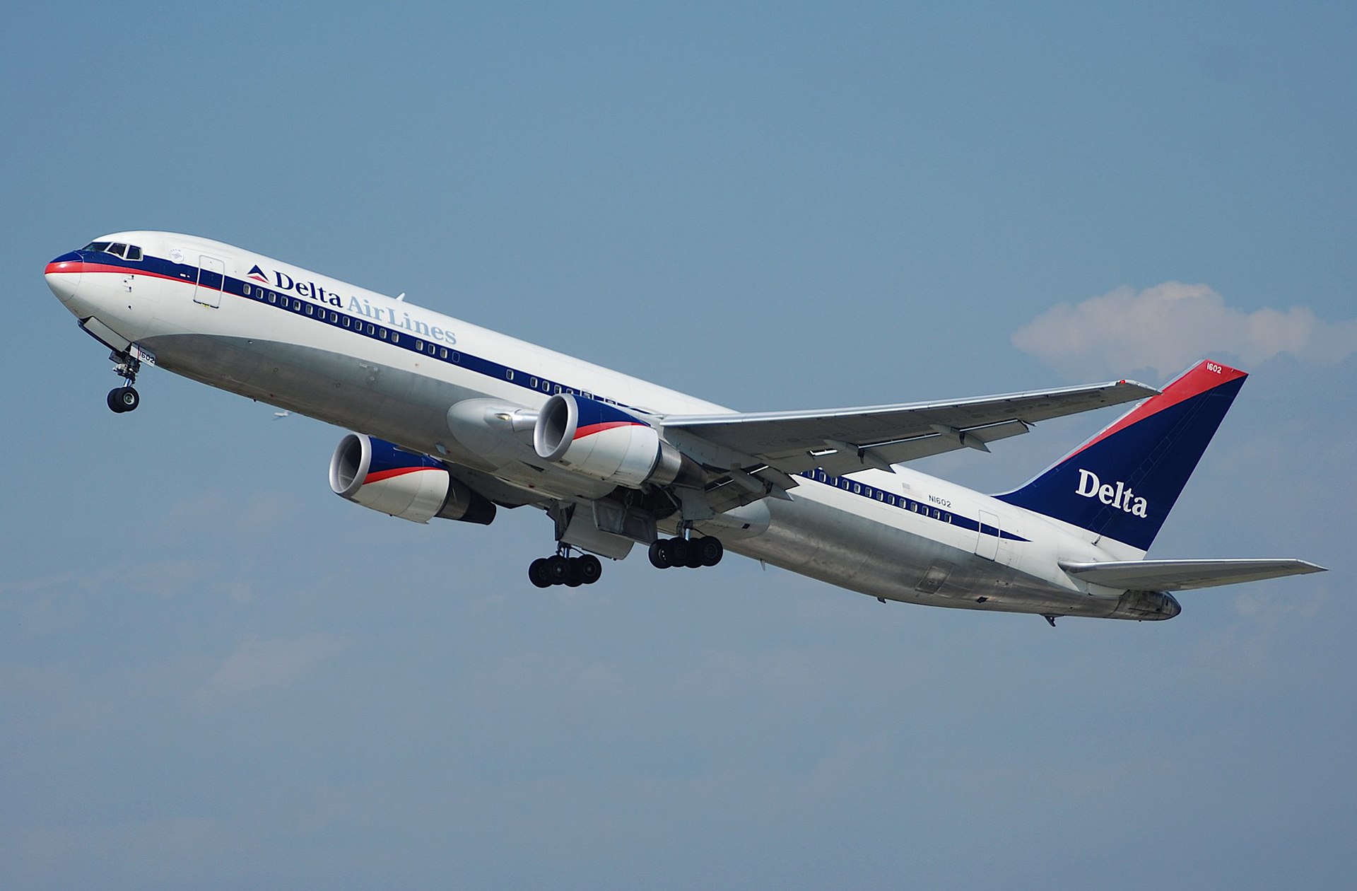 1999 Boeing 767-332 (N1602) photo 3