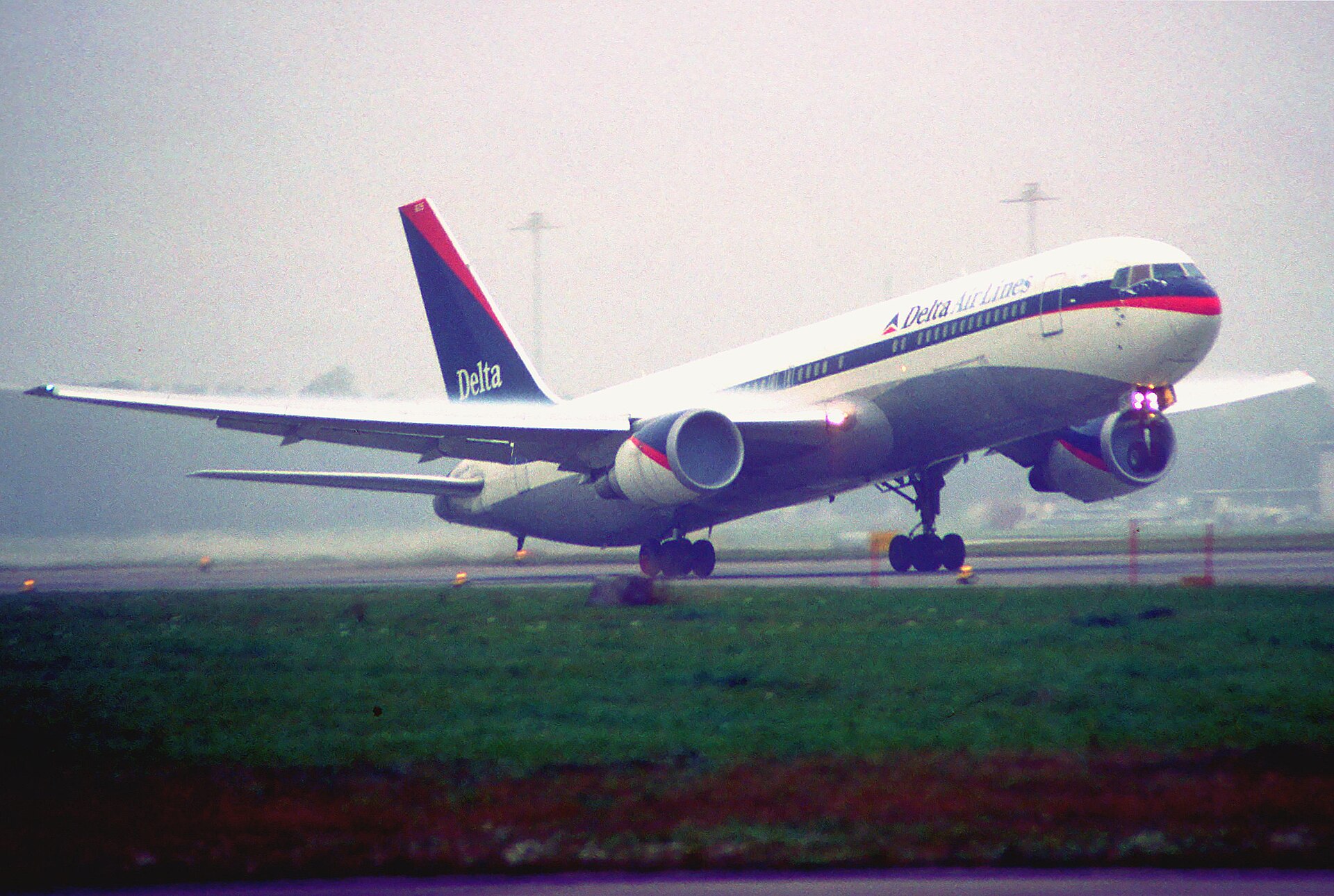 1999 Boeing 767-332 (N1605) photo 4