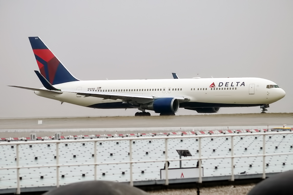 1998 Boeing 767-332 (N169DZ) photo 4