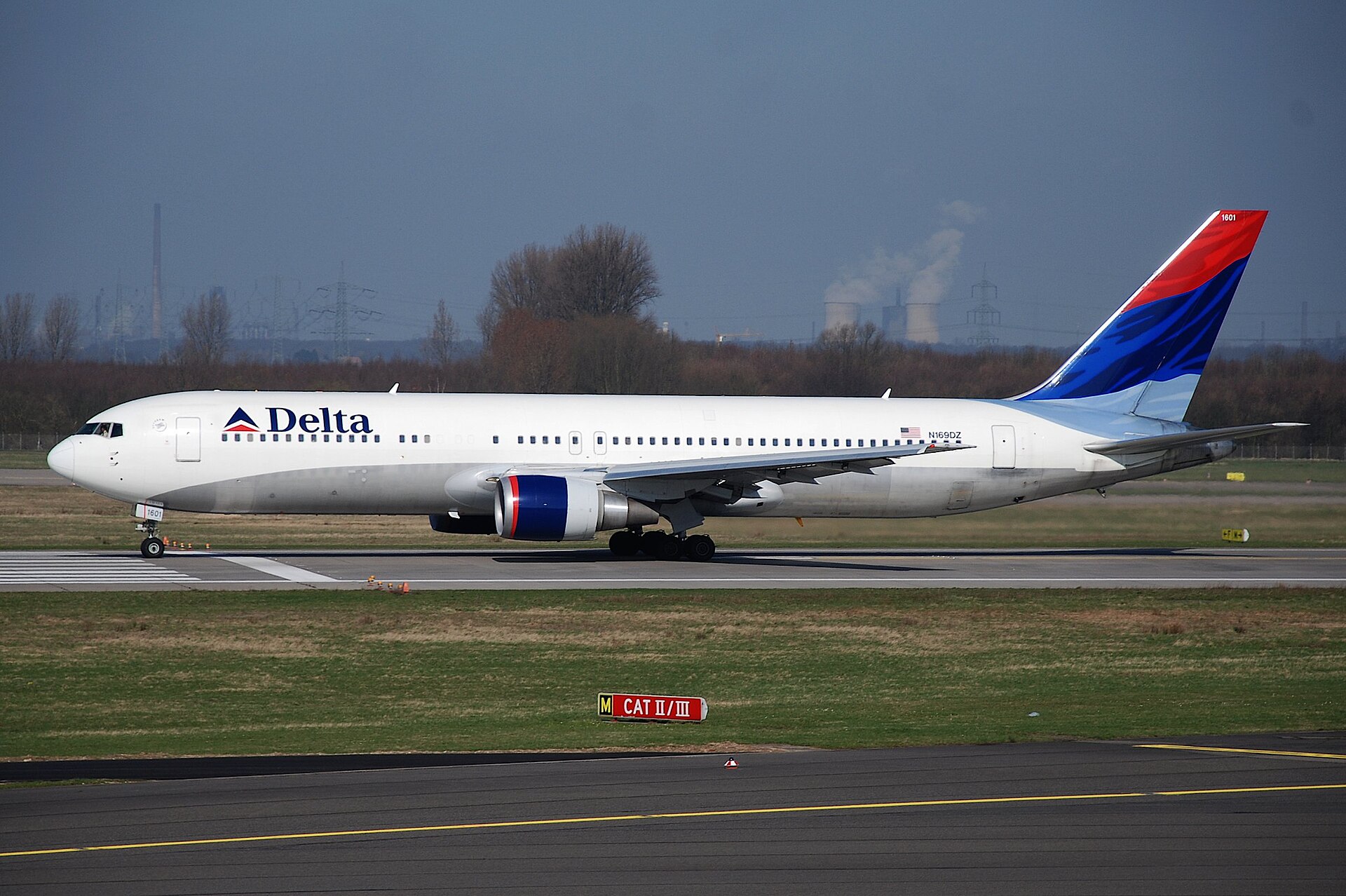 1998 Boeing 767-332 (N169DZ)