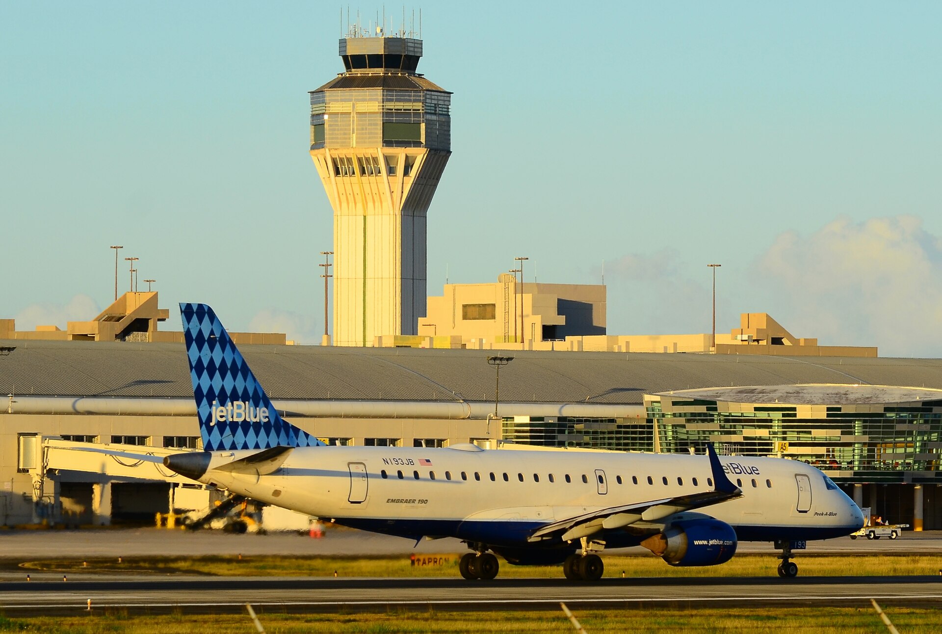 2005 Embraer ERJ 190-100 IGW (N193JB) photo 2