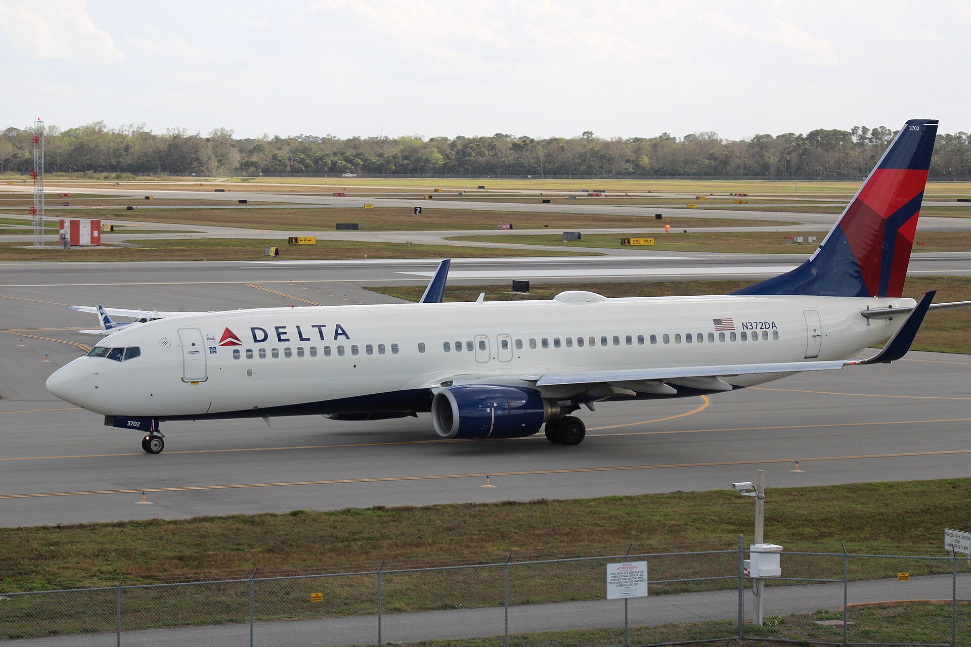 1998 Boeing 737-832 (N372DA)