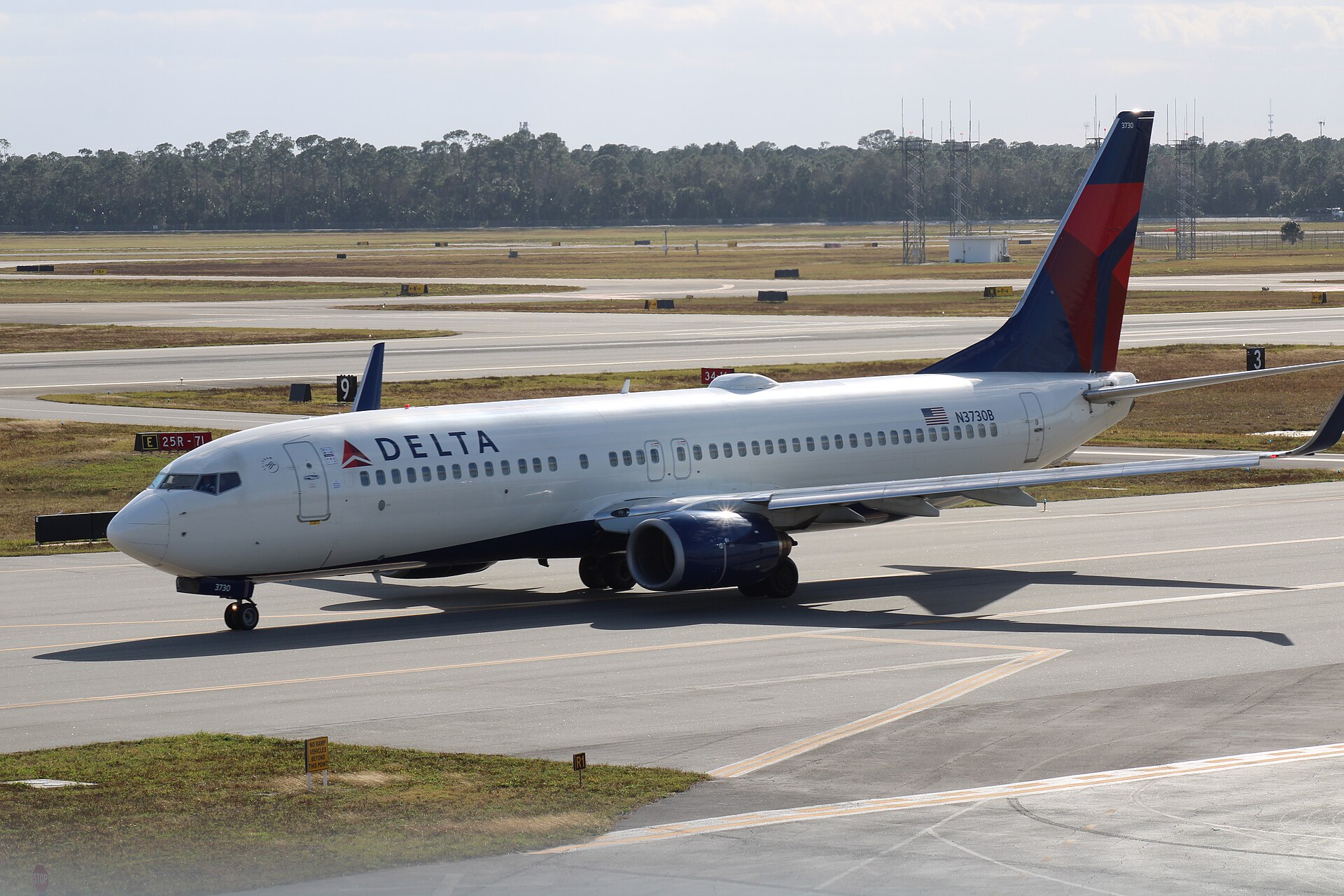 2000 Boeing 737-832 (N3730B)