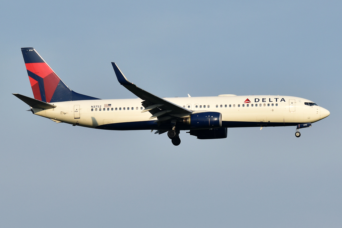 2001 Boeing 737-832 (N3752) photo 2