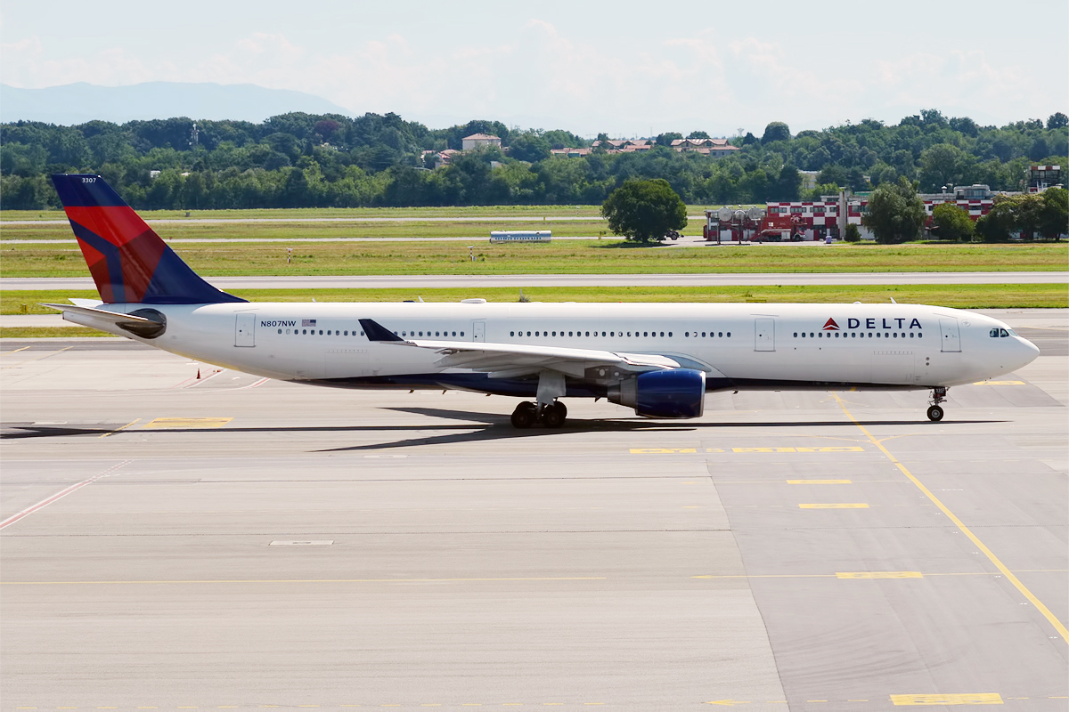 2004 Airbus A330-323 (N807NW) photo 4