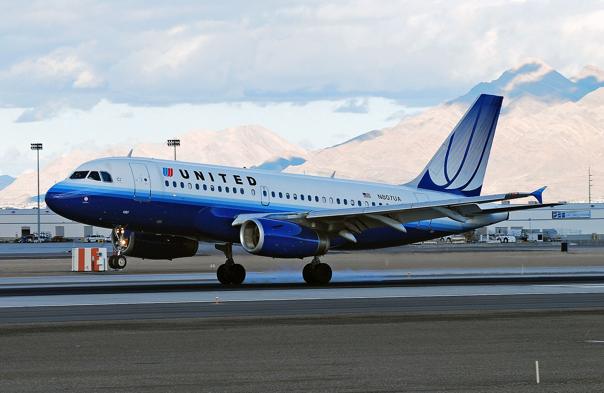 N807UA photo 2