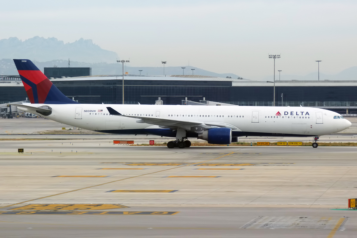 2004 Airbus A330-323 (N808NW) photo 4