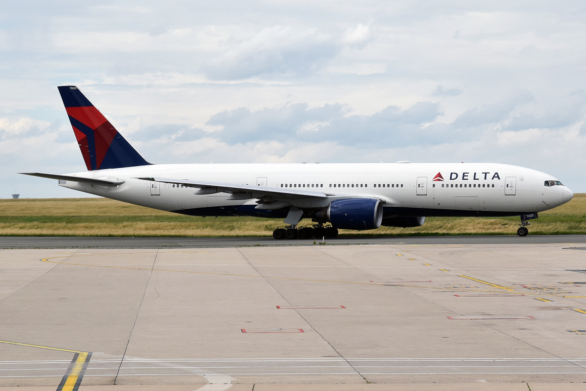 1999 Boeing 777-232 (N862DA) photo 4