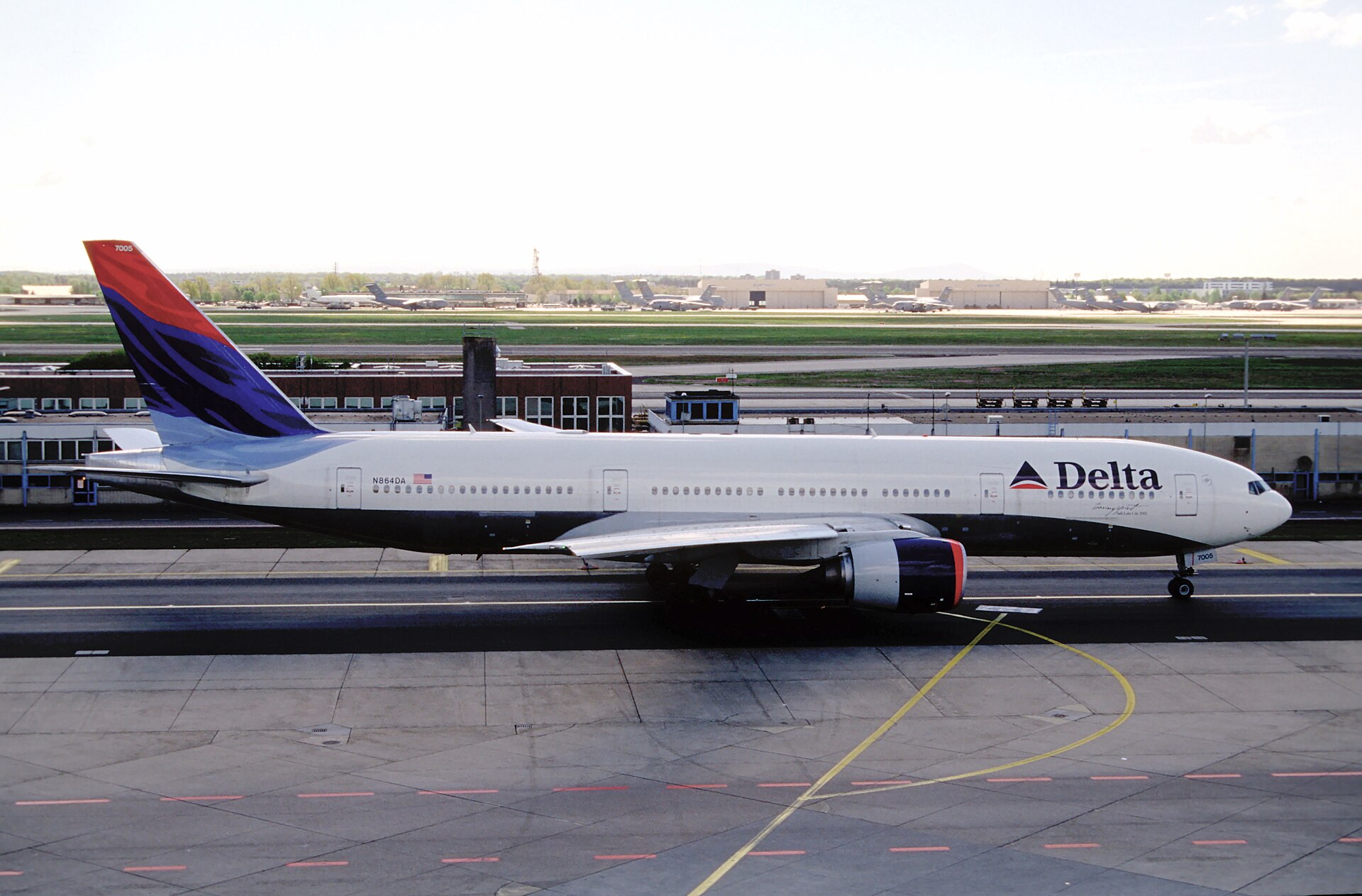1999 Boeing 777-232 (N864DA)