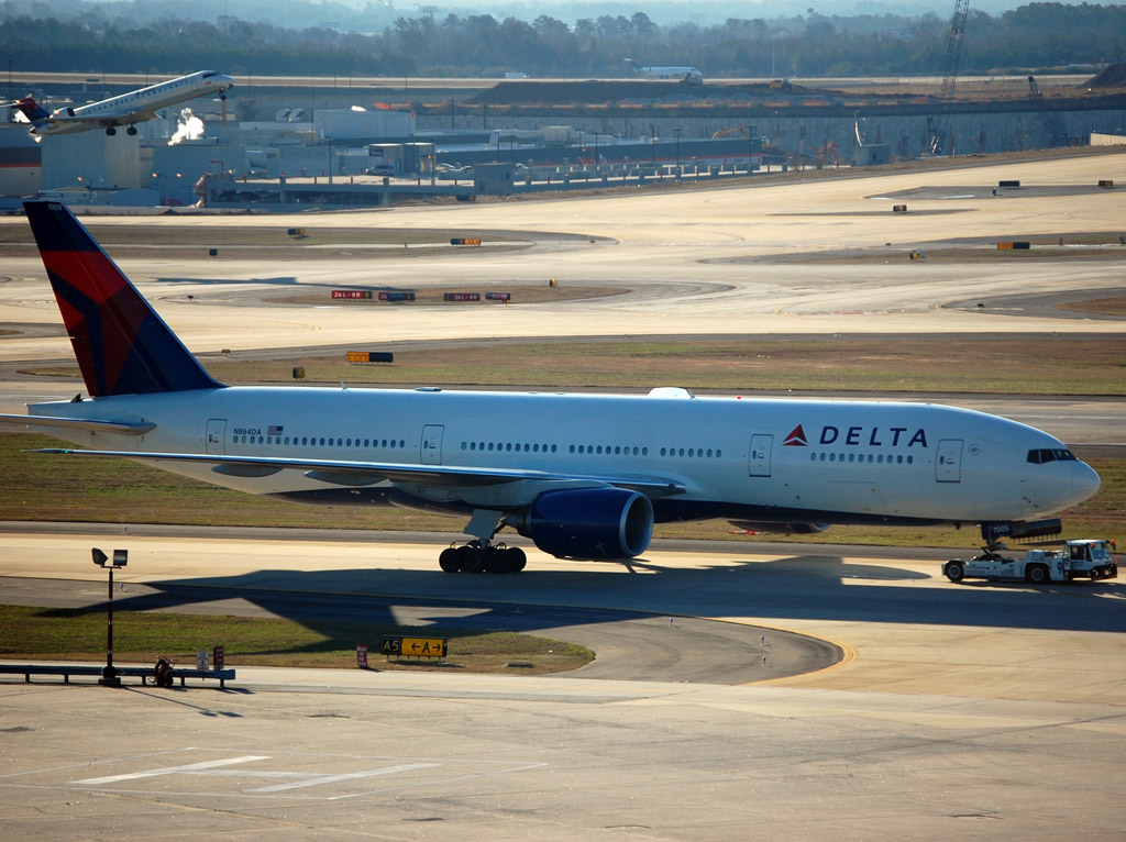 1999 Boeing 777-232 (N864DA) photo 2